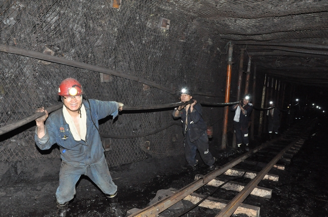 花园煤矿组织全矿大班人员下井拉电缆