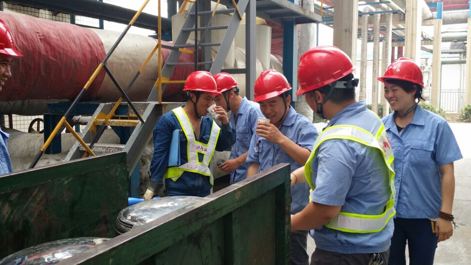 金威煤电团委“共青团号安全服务车”开到职工身边