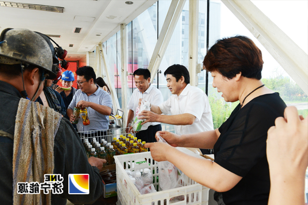 市总工会副主席赵胜莅临安居煤矿为一线职工送清凉