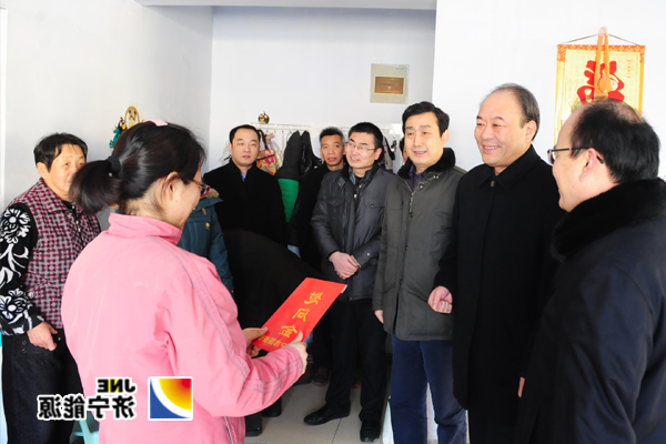 何锡明到运河煤矿困难职工家中走访慰问