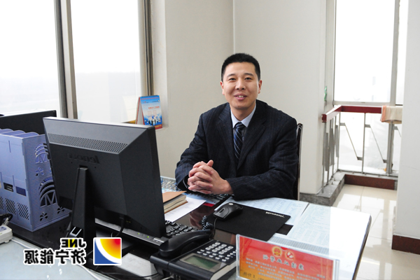 记集团公司劳动模范、运河煤矿综采一区区长兼书记王仰德