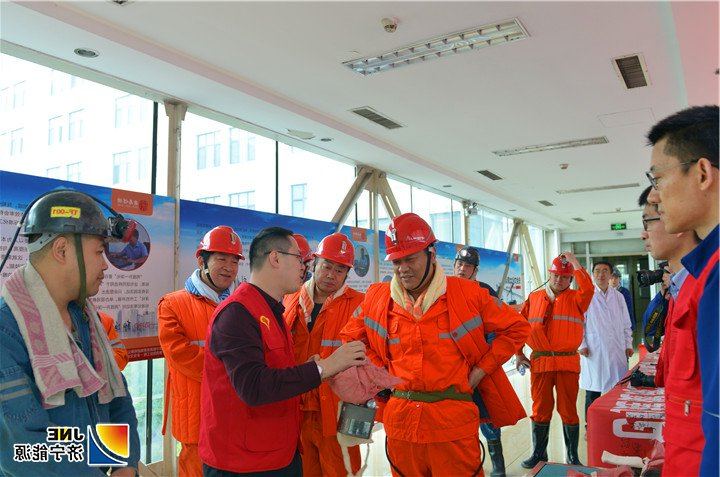 1557726922790665.jpg 2019年4月26日,张广宇现场查看安居煤矿《职业病防治法》宣传周活动开展情况(王博摄).jpg