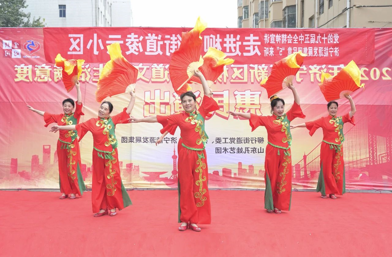 集团公司与高新区党工委联合开展 民意“5”来听惠民进社区活动2.jpg