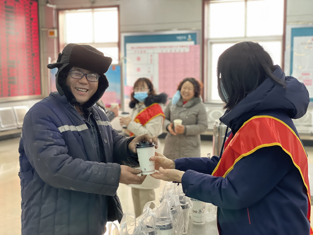 2021年1月8日，运河煤矿浓情姜茶送健康 驱走寒冷暖人心（赵淑燕 张弘 沙诚）.jpg