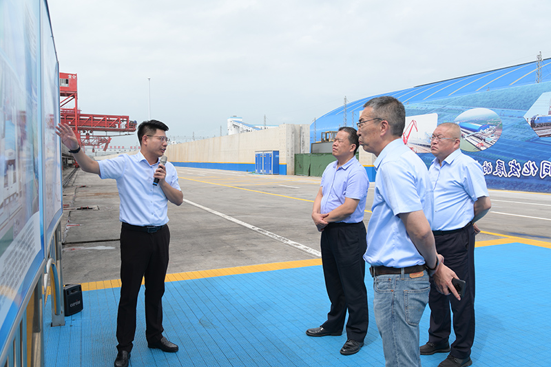 山东港口客人莅临梁山港调研指导1（吕言  摄）.jpg