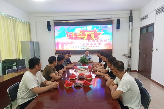 运河煤矿基层区队开展“换装不换心 退伍不褪色”庆“八一”退役军人座谈会