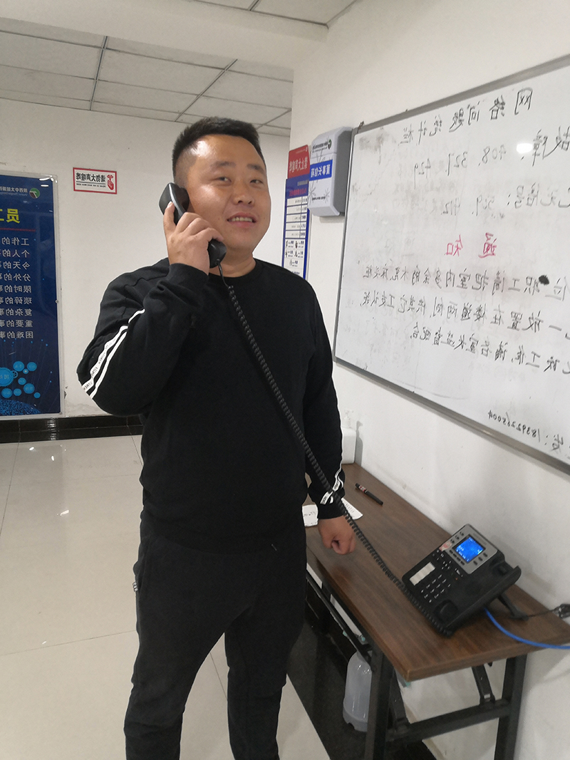 2021年9月24日朱家峁煤矿“专线电话” 成为职工生活交流和沟通工作的加速器（相红伟摄） (1).jpg