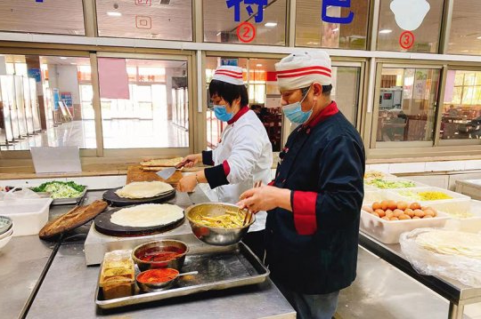 霄云煤矿：一个菜煎饼让职工吃出幸福味儿