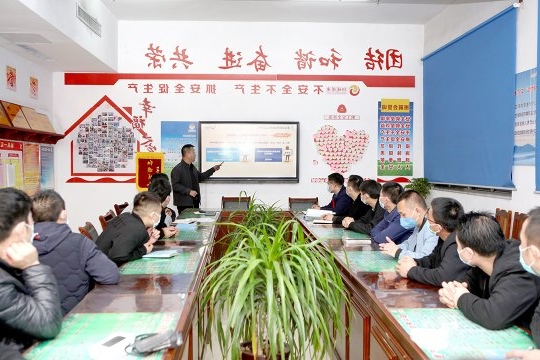 阳城煤电“企业年金方案宣讲团”走进基层区队