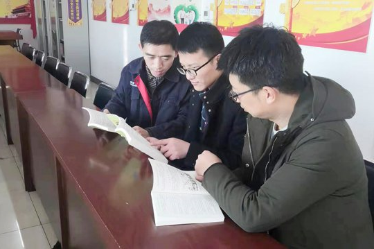 运河煤矿：《煤矿职工安全手册》在运河煤矿被“抢读”