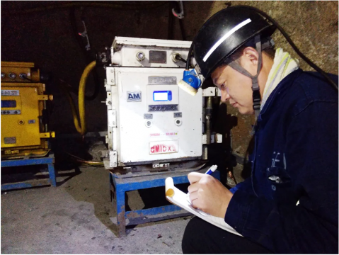 霄云煤矿：推广应用“停电检修提示牌”拧紧用电安全“总开关”