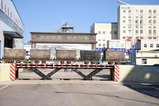 金桥煤矿自动轨道升降机投入使用