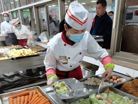 霄云煤矿：包饺子  迎冬至