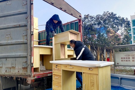 我为职工办实事丨阳城煤电为职工公寓更换新桌椅