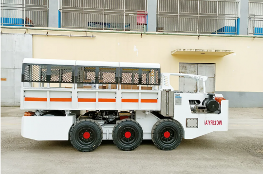 金桥煤矿首部无轨胶轮车成功入井