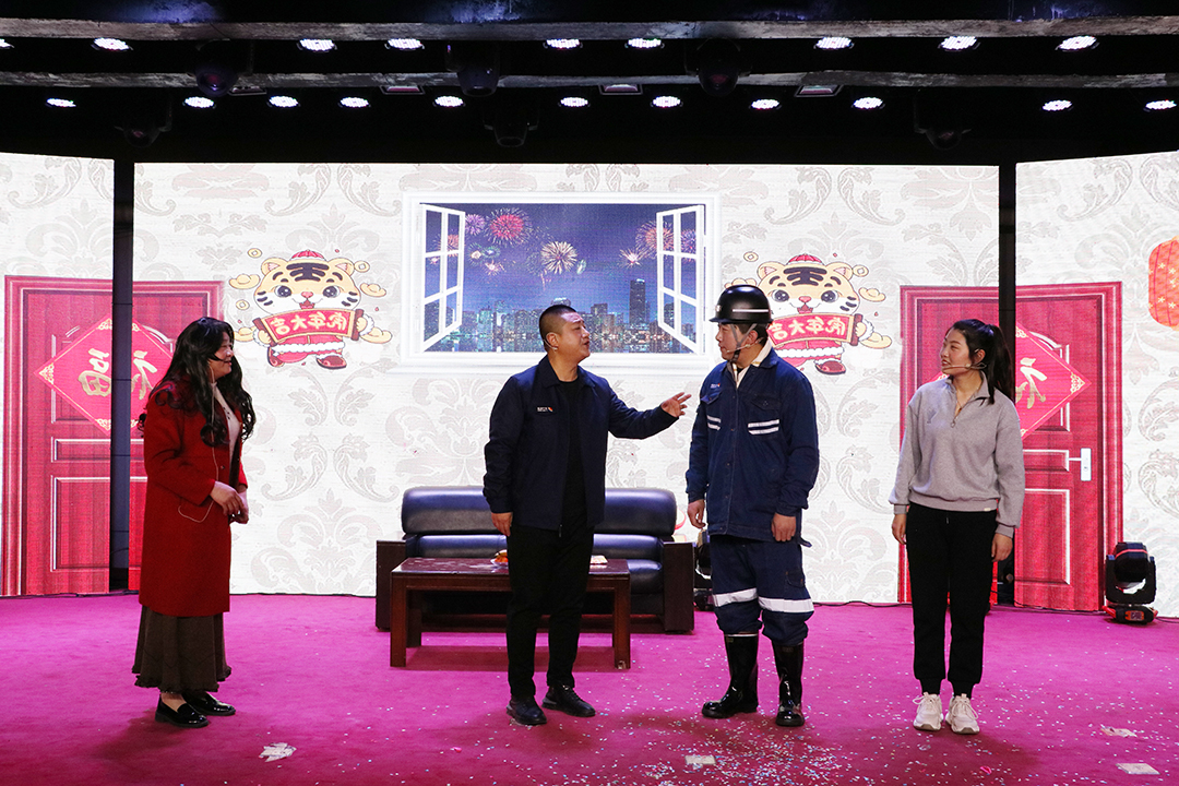 2022年1月13日，义桥煤矿举办“乘风破浪再突破，披荆斩棘创辉煌”迎新春文艺联欢会。（李平 摄） (5).jpg