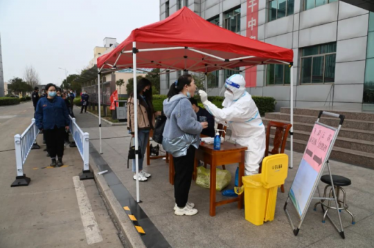 霄云煤矿为职工“搬来”核酸检测站