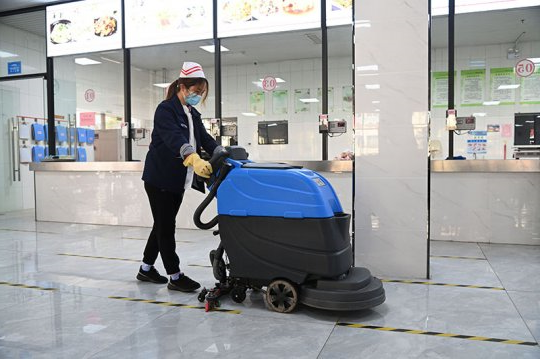 霄云煤矿丨手推洗地机投入使用  让职工餐厅更“光彩”