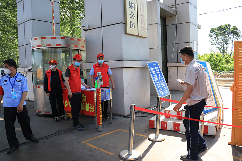 大门口防疫（郑骞 摄）1.jpg