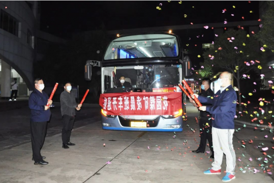 花园煤矿：下了中班 可以坐上班车回家了