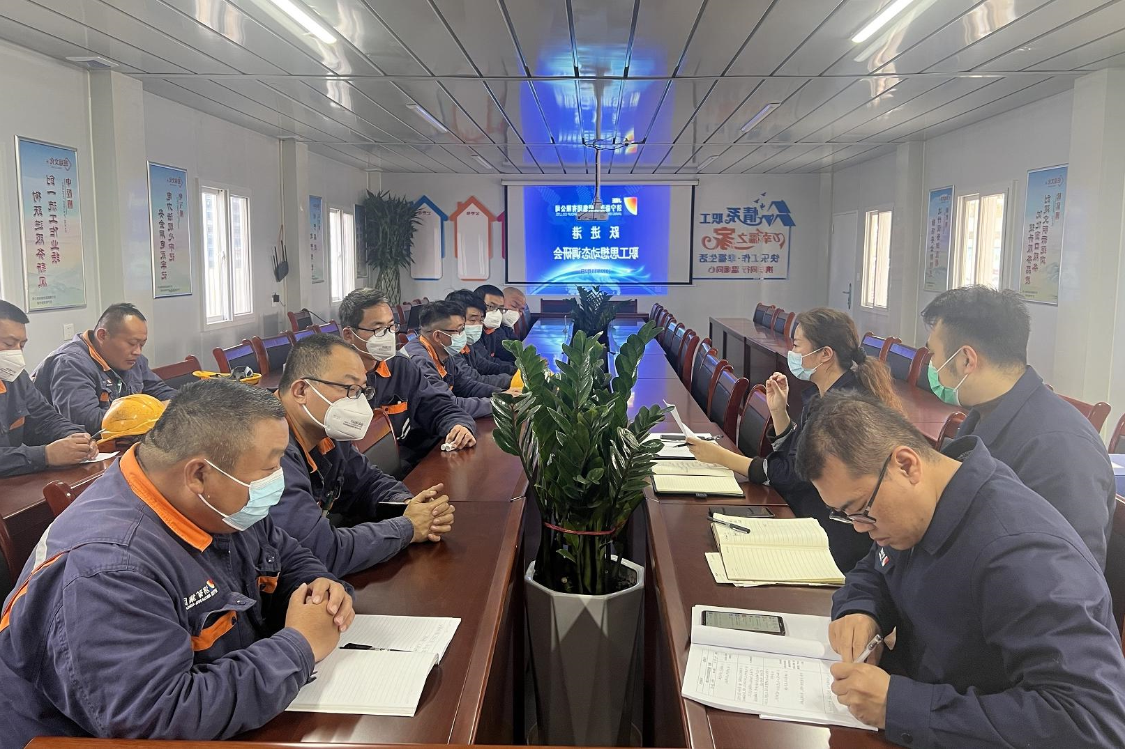 1689580897479655.jpg 2022年11月,跃进港思政工作“小分队” 奔赴一线化解职工“心中惑“,图为思政小分队与职工面对面(地点:跃进港 拍摄:陈广攀).jpg