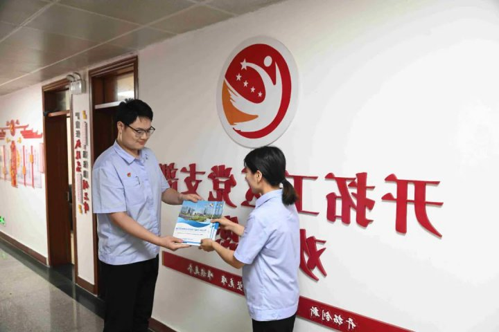 以“党建”润人心！霄云煤矿为职工印发党建“四大汇编”获好评