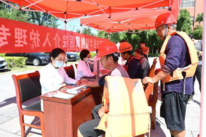 船员在跃进港挂上了附院“专家号”