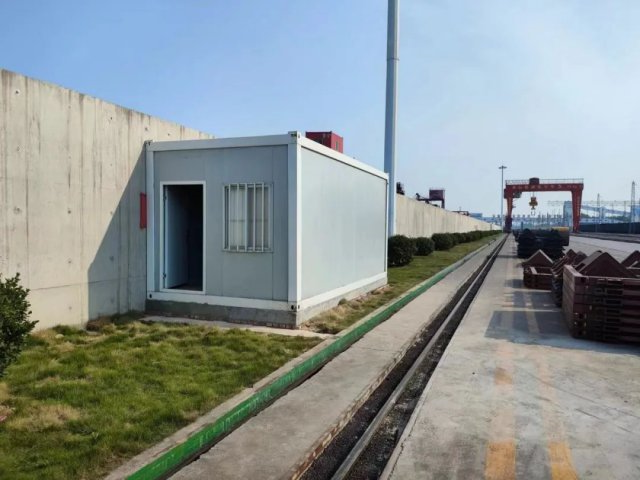 梁山港小小板房，带来清凉