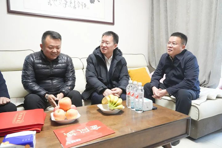 王崇景带队走访慰问困难职工和离休老干部