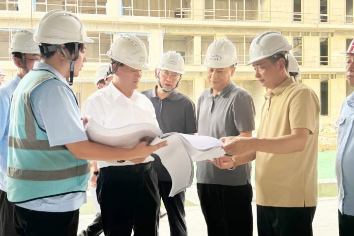 张广宇陪同市卫健委领导到春风仁里项目进行调研